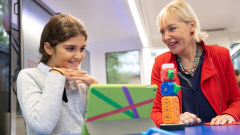 Digitalministerin Sinemus beim Start der DigitalTruck-Tour an Grundschulen