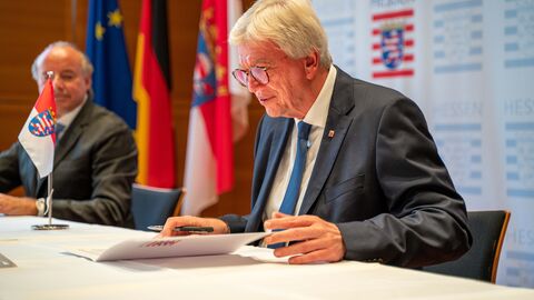 Der Hessische Ministerpräsident Volker Bouffier bei der Unterzeichnung des Staatsvertrages. 