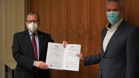 (v. l. n. r.): Staatssekretär Thomas Metz übergibt Christian Engelhardt (Bergsträßer Landrat) sieben Förderzusagen. 