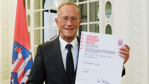 Staatsminister Axel Wintermeyer mit Förderbescheid für den Verein Pro Mater Sano 