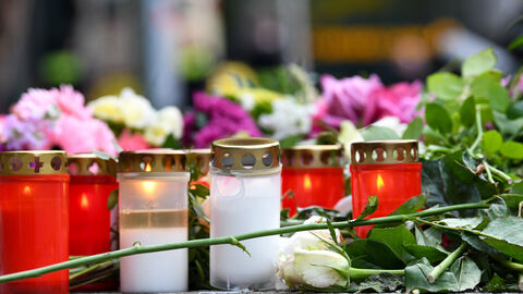 Ministerpräsident Boris Rhein und die Regierende Bürgermeisterin von Berlin Franziska Giffey haben am Donnerstagabend am Tatort Blumen für die Opfer der Todesfahrt in Berlin niedergelegt.