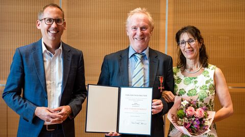 Staatsminister Klose und Michael Thiele bei der Überreichung des Verdienstordens