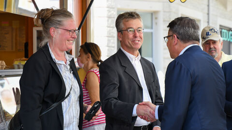 Boris Rhein auf dem Wochenmarkt in Bad Nauheim
