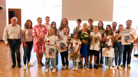 Landesbeauftragte Ziegler-Raschdorf mit den Kindern der Aufführung