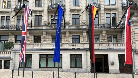 Anlässlich des Todes von Queen Elizabeth II. hängt die britische Flagge mit Trauerflor vor der Staatskanzlei in Wiesbaden.