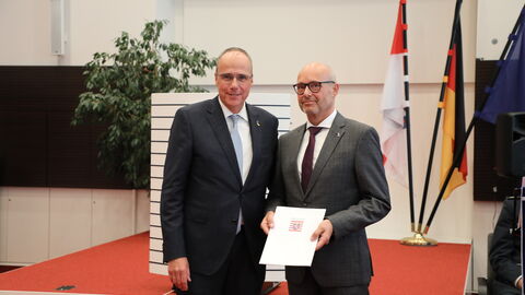 Innenminister Beuth gemeinsam mit Roland Ullmann bei der Verabschiedung.