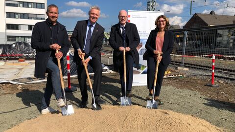 Kultusmionister Lösel beim Spatenstich zur neuen Lehrkräfteakademie in Gießen