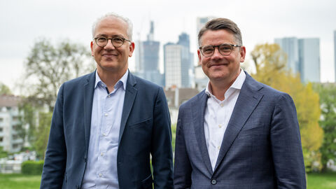 Wirtschaftsminister Tarek Al-Wazir (links) und Ministerpräsident Boris Rhein (rechts) vor der Frankfurter Skyline