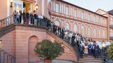 Minister Klose mit den Eingebürgerten auf der Treppe des Biebricher Schlosses