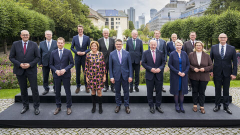 Gruppenfoto der Regierungschefinnen und Regierungschefs der Länder (v.l.n.r.): Dr. Reiner Haseloff, Hendrik Wüst, Winfried Kretschmann, Stephan Weil, Daniel Günther, Dr. Peter Tschentscher sowie Bodo Ramelow (hinten), Dr. Andreas Bovenschulte, Michael Kretschmer, Malu Dreyer, Boris Rhein, Kai Wegner, Manuela Schwesig, Anke Rehlinger sowie Dr. Dietmar Woidke (vorne).