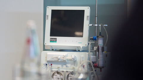 Ein medizinisches Messgerät von B.Braun steht in einem Raum.