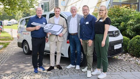 Staatskanzleichef Benedikt Kuhn (zweiter von links) bei der Übergabe der Bürgerbusse.