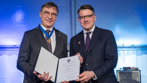 Ministerpräsident Boris Rhein (rechts) verleiht dem gebürtigen Schlitzer Dr. Dr. h.c. Volker Jung (links) für sein Wirken den Hessischen Verdienstorden.