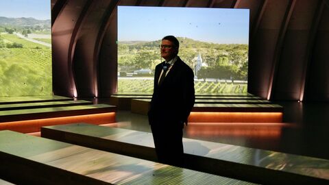Ministerpräsident Boris Rhein bei der Besichtigung der Cité du Vin