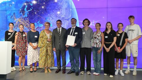 Gruppenbild: Ministerpräsident Rhein und die Vertreterinnen und Vertreter der geförderten Projekte bei der Bescheidübergabe