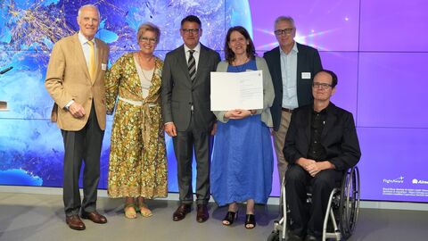 Gruppenbild: Ministerpräsident Rhein und die Vertreterinnen und Vertreter der geförderten Projekte bei der Bescheidübergabe