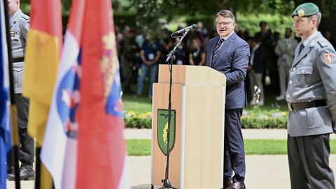 Ministerpräsident Boris Rhein spricht zur Bundeswehr.