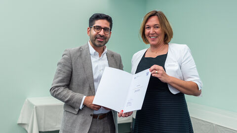 Wirtschaftsminister Kaweh Mansoori mit Bianka Rössler, Unternehmerin des Jahres 2026.