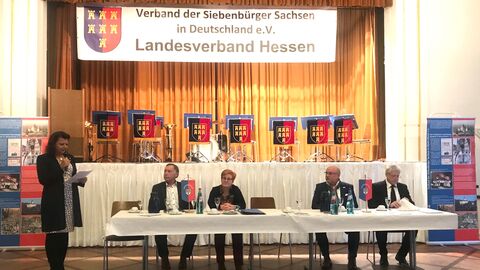 Ingwelde Juchum, Landesvorsitzende des Verbandes der Siebenbürger Sachsen in Deutschland e. V. Landesverband Hessen sowie Mitglieder des Landesvorstandes.