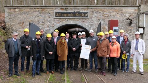 Europaministerin Lucia Puttrich mit Achim Schönberger (Vorstand, in Uniform) und Michael Volkwein (Vorstand, ganz rechts)