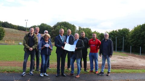 Hessens Chef der Staatskanzlei, Staatsminister Axel Wintermeyer, bei der Übergabe des Förderbescheides über 5.000 Euro an den Sportverein Hattenbach e.V.