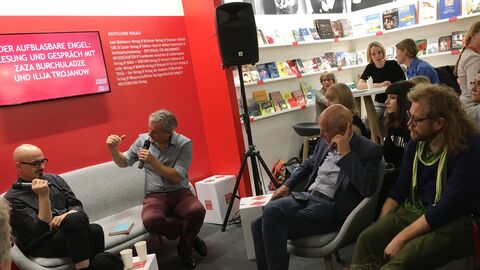 Teilnehmerinnen und Teilnehmer einer Podiumsdiskussion beim Gemeinschaftsstand "Literatur in Hessen"