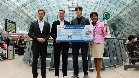 Europaministerin Lucia Puttrich beim Auftakt der HessenRail-Verlosung