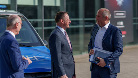 Innenminister Roman Poseck Landespolizeipräsident Robert Schäfer und dem Polizeipräsidenten des Polizeipräsidiums Frankfurt Stefan Müller mit und vor Polizeiauto