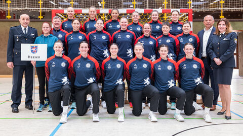 Innenminister Roman Poseck u.a. mit Polizeipräsident Björn Gutzeit und dem hessischen Frauenhandballteam der Polizei 