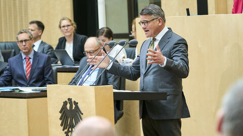 Mninisterpräsident Rhein hält eine Rede an einem Rednerpult 