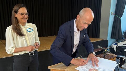 Bildungsminister Schwarz unterzeichnet ein Schriftstück